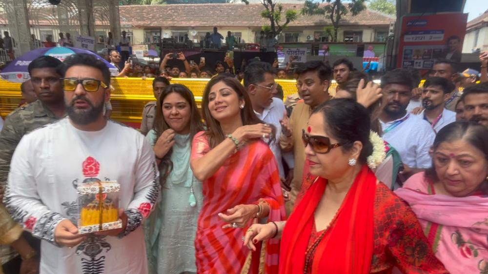 shilpa-shetty-and-her-family-visited-lalbaugcha-raja-to-seek-the-blessings-of-lord-ganesha